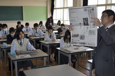 新聞作りを学ぶ生徒たち＝浜松市東区の県立浜松東高