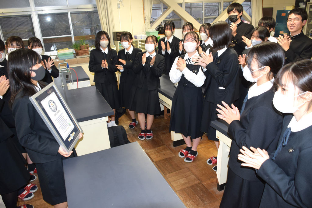 お披露目された認定証を見て喜びを共有しあう生徒たち＝１１日午後、焼津市小土の焼津中央高