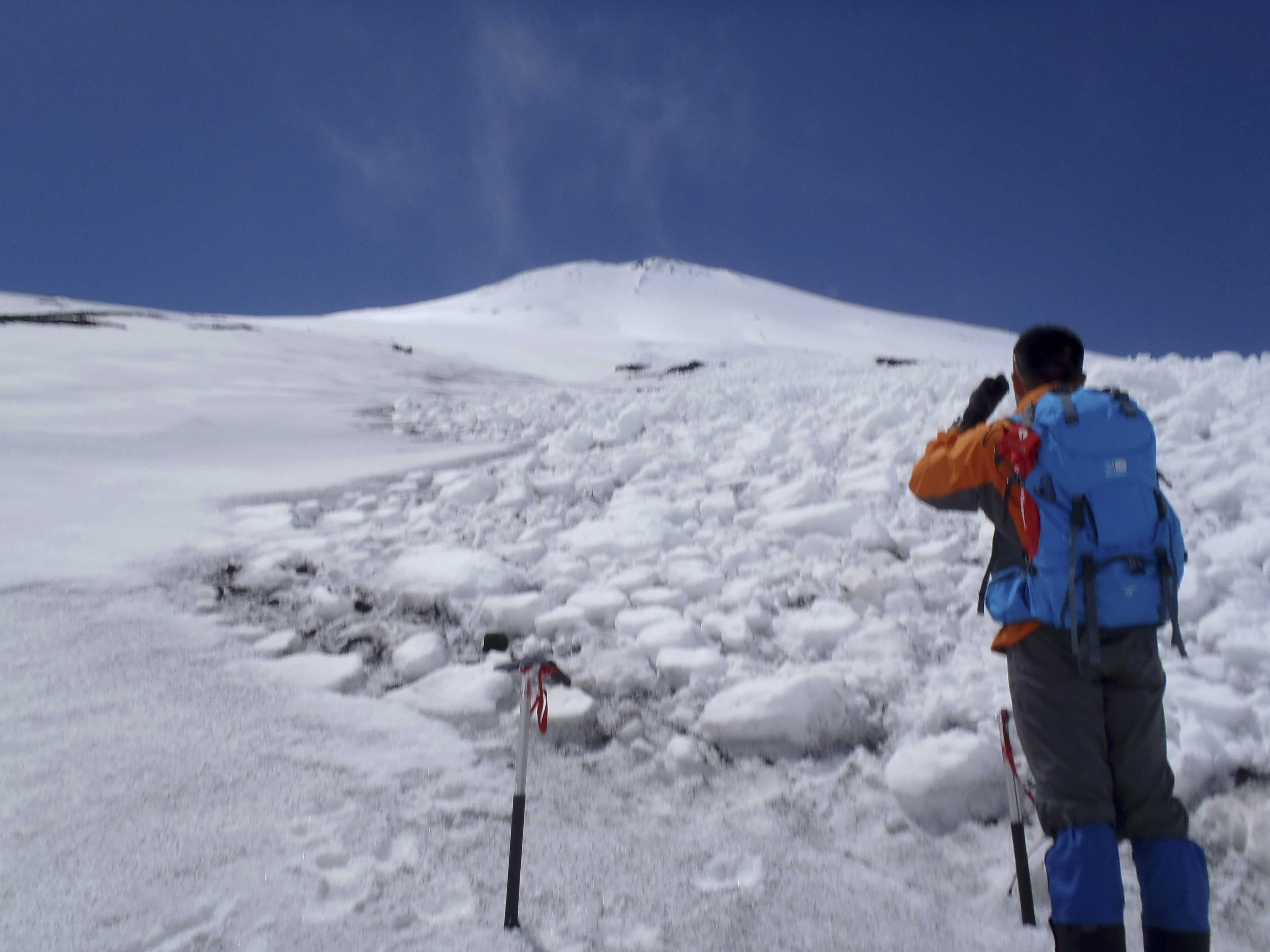 水分を含んだ重い雪が幅１００メートルにわたって崩れた大規模雪崩の現場＝２０１４年５月、富士山東麓の標高２４００メートル付近（御殿場署提供）