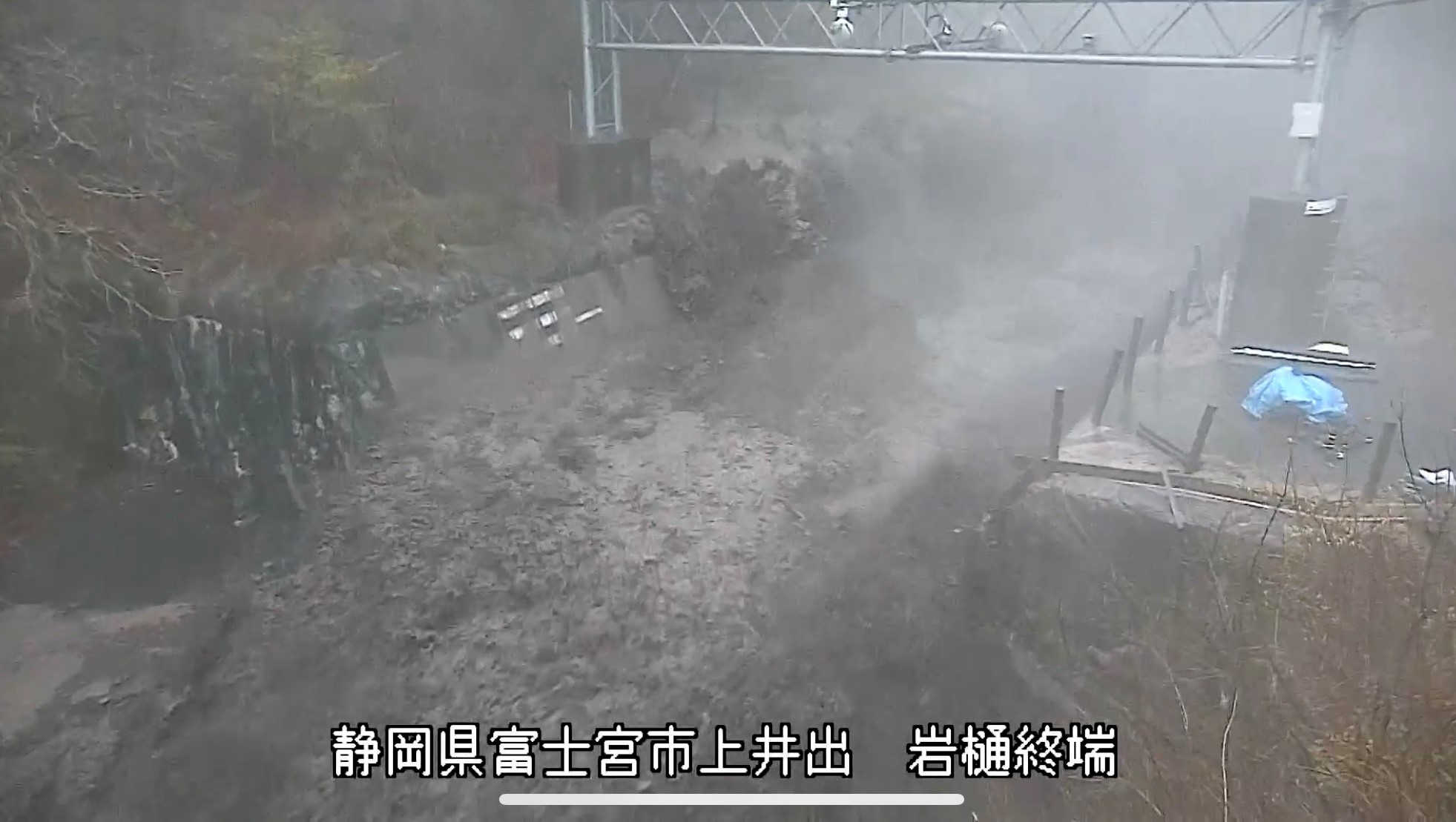 監視カメラが捉えた土石流の様子＝２１日午後、富士山の標高９００メートル付近（富士砂防事務所提供）