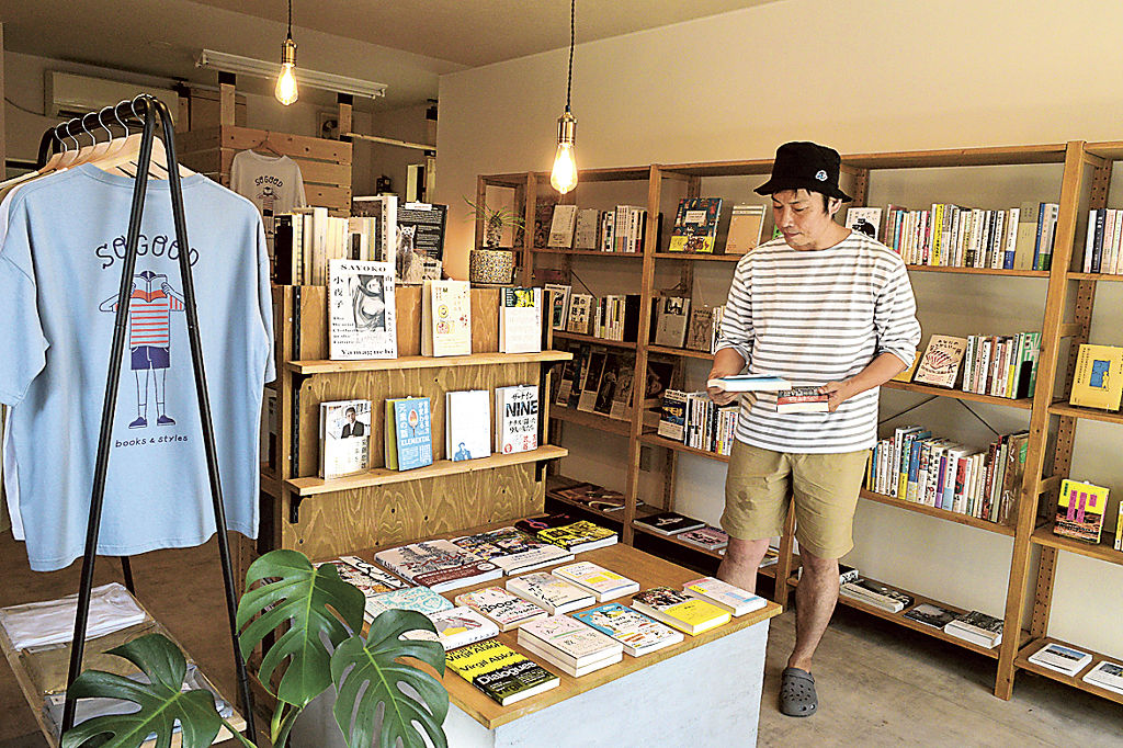 岡田有祐さんが選んだ本が並ぶ店内。顧客像は「自分」という＝９月上旬、静岡市葵区浅間町