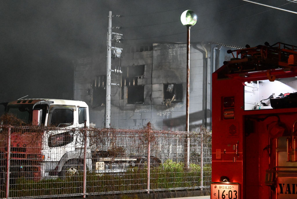 工場を焼いた火災＝２３日午前０時半ごろ、焼津市利右衛門