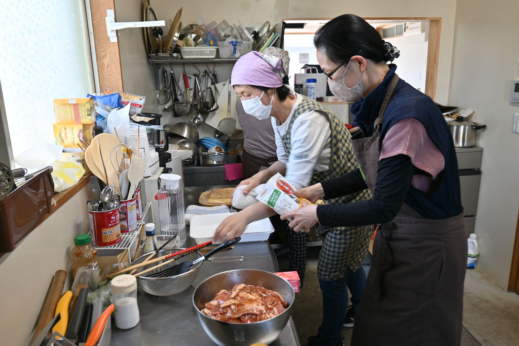 弁当づくりに取り組むボランティア＝磐田市中泉