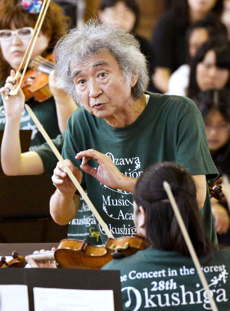 「小澤国際室内楽アカデミー奥志賀」の合宿地、長野県山ノ内町の中学校で指揮をする小澤征爾さん。子どもたちにクラシックの楽しさを伝える音楽会も大切にしていた＝２０１３年７月