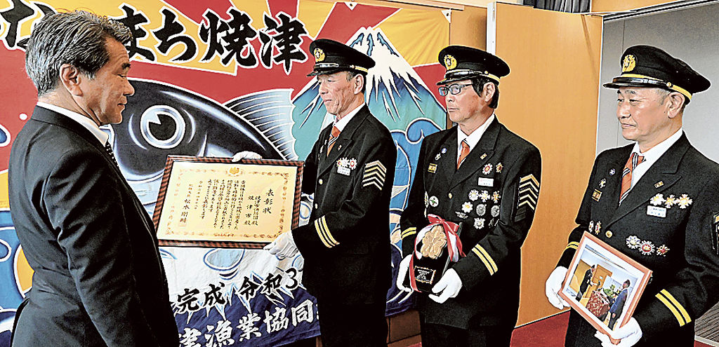 中野市長（左）に受賞を報告する岩本団長（左から２人目）ら＝焼津市役所
