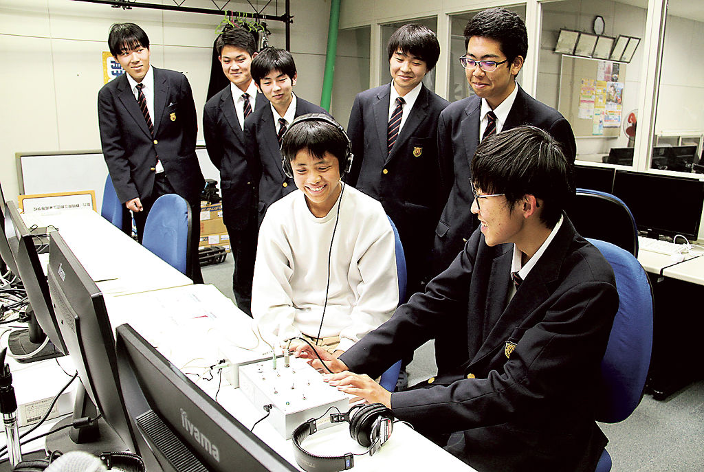 耳鳴り抑制装置を開発した島田工業高の生徒ら＝島田市の同校