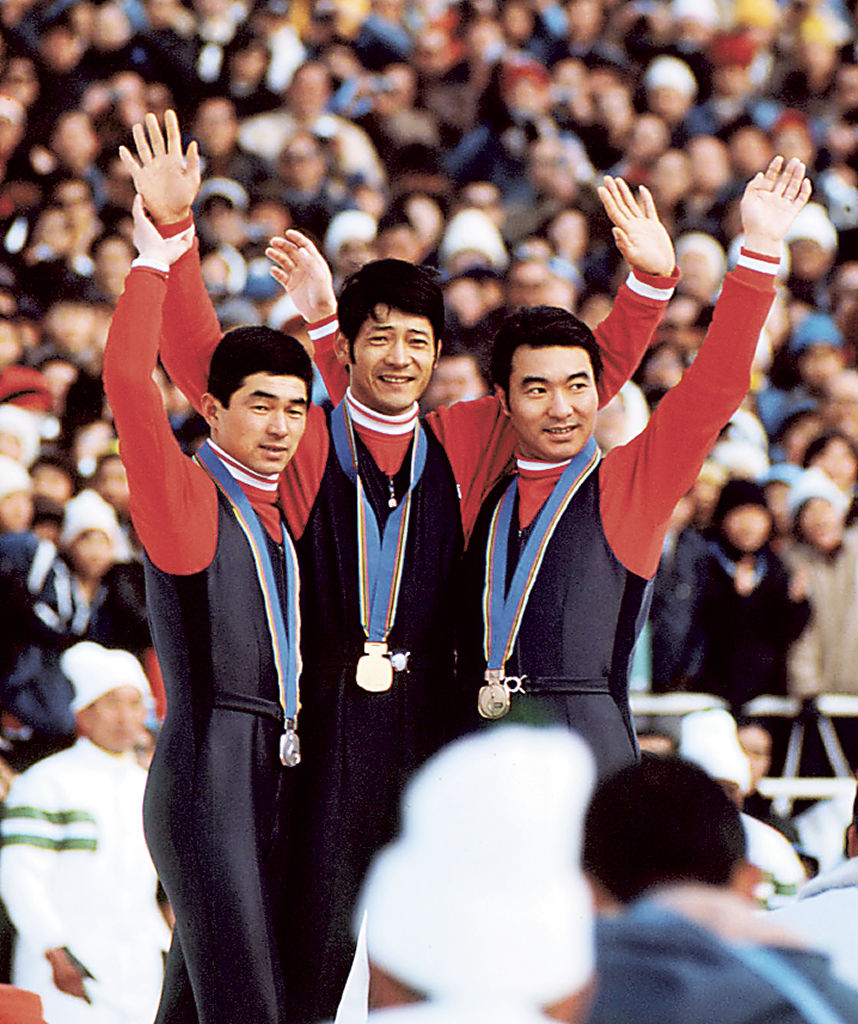 １９７２年札幌冬季五輪のスキー・ジャンプ７０メートル級で表彰台を独占した（左から）２位の金野昭次さん、優勝した笠谷幸生さん、３位の青地清二さん＝宮の森