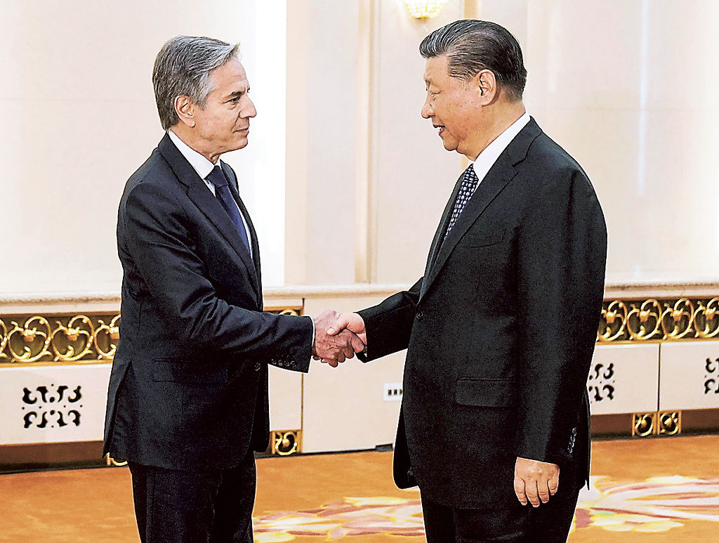 ２６日、北京の人民大会堂で握手を交わすブリンケン米国務長官（左）と中国の習近平国家主席（ＡＰ＝共同）