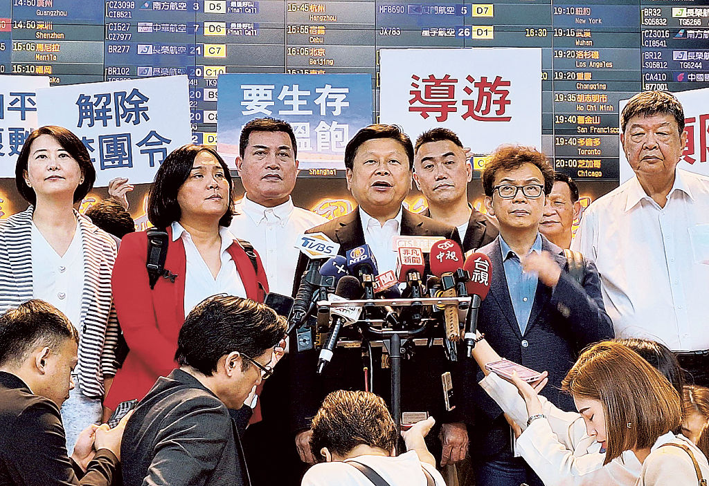 ２６日、台湾北部の桃園国際空港で記者団に話す傅〓〓・立法委員（中央）（共同）
