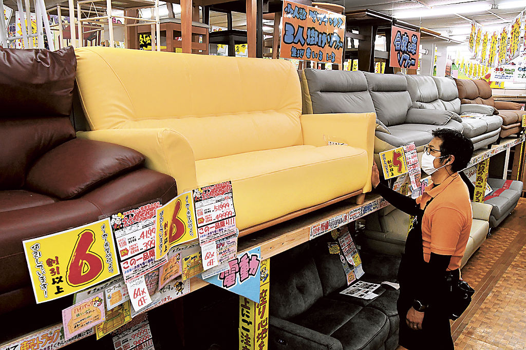 通常価格から大幅に割り引かれた家具が並ぶ売り場＝４月中旬、磐田市
