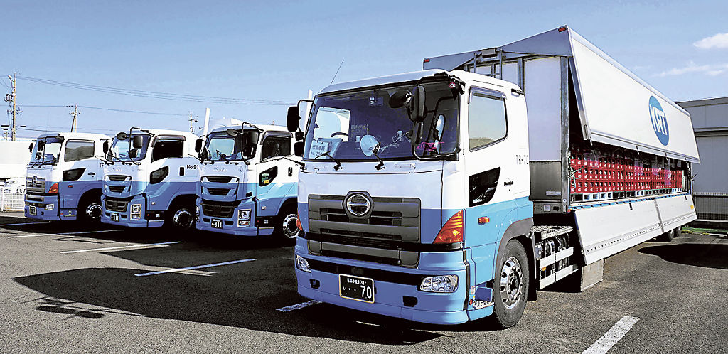 配送拠点に並ぶトラック＝３月、愛知県大口町