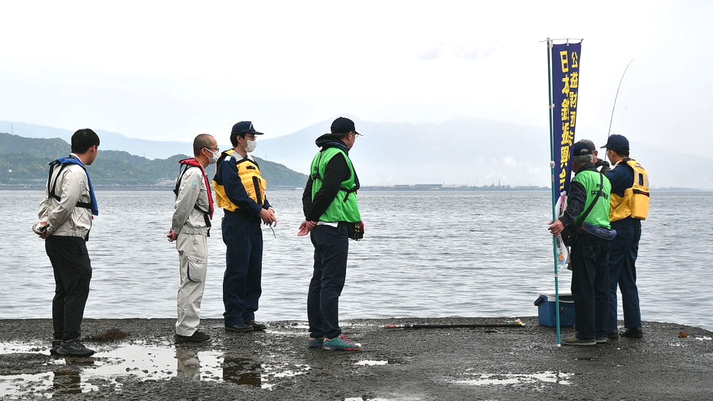 釣り人に海難事故防止を呼びかけたパトロール＝静岡市清水区の西倉沢漁港
