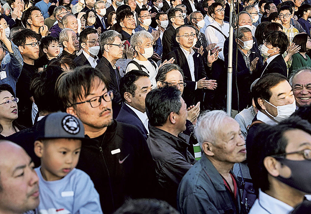 衆院３補選が選挙戦最終日を迎え、唯一の与野党対決となった島根１区で、候補者らの街頭演説に集まった人たち＝２７日午後、松江市