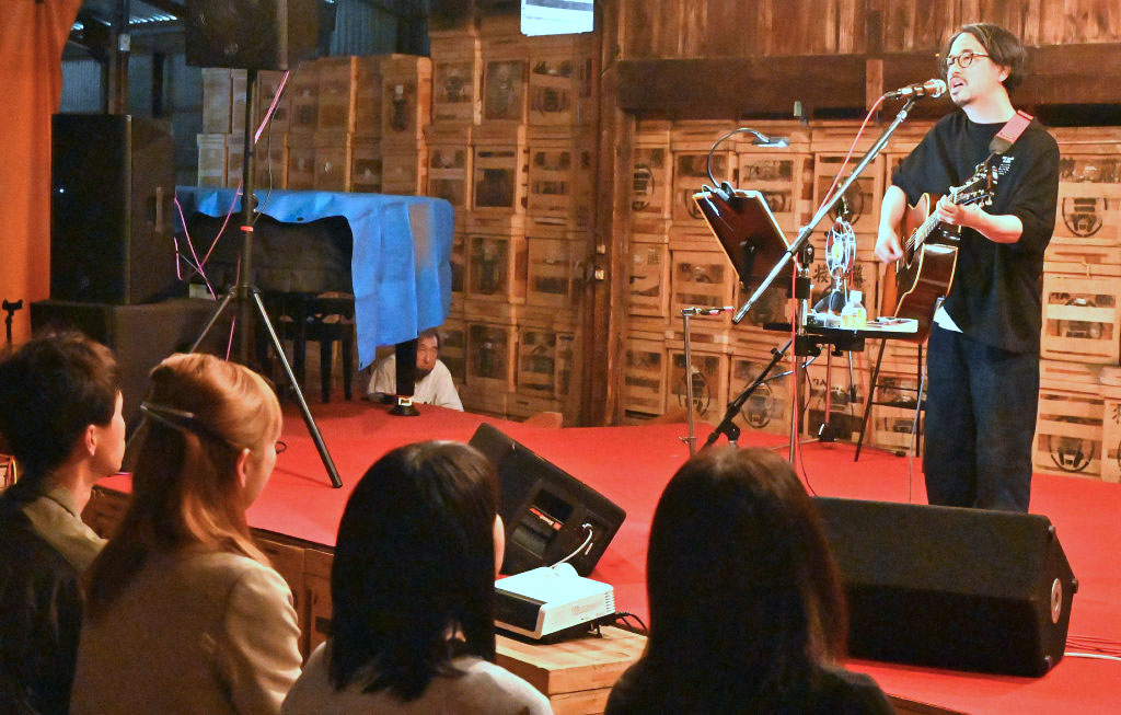 弾き語りライブを披露する後藤さん＝藤枝市茶町のひとことカフェ